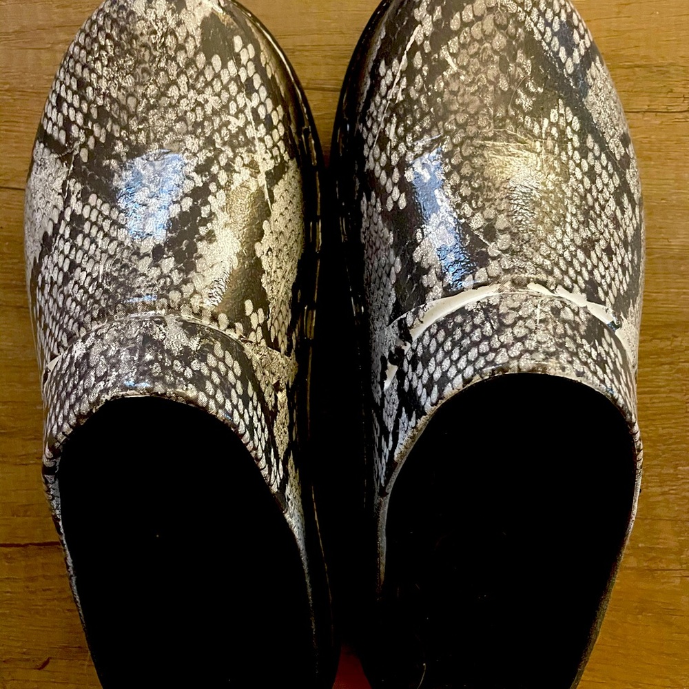 Snake print oofos